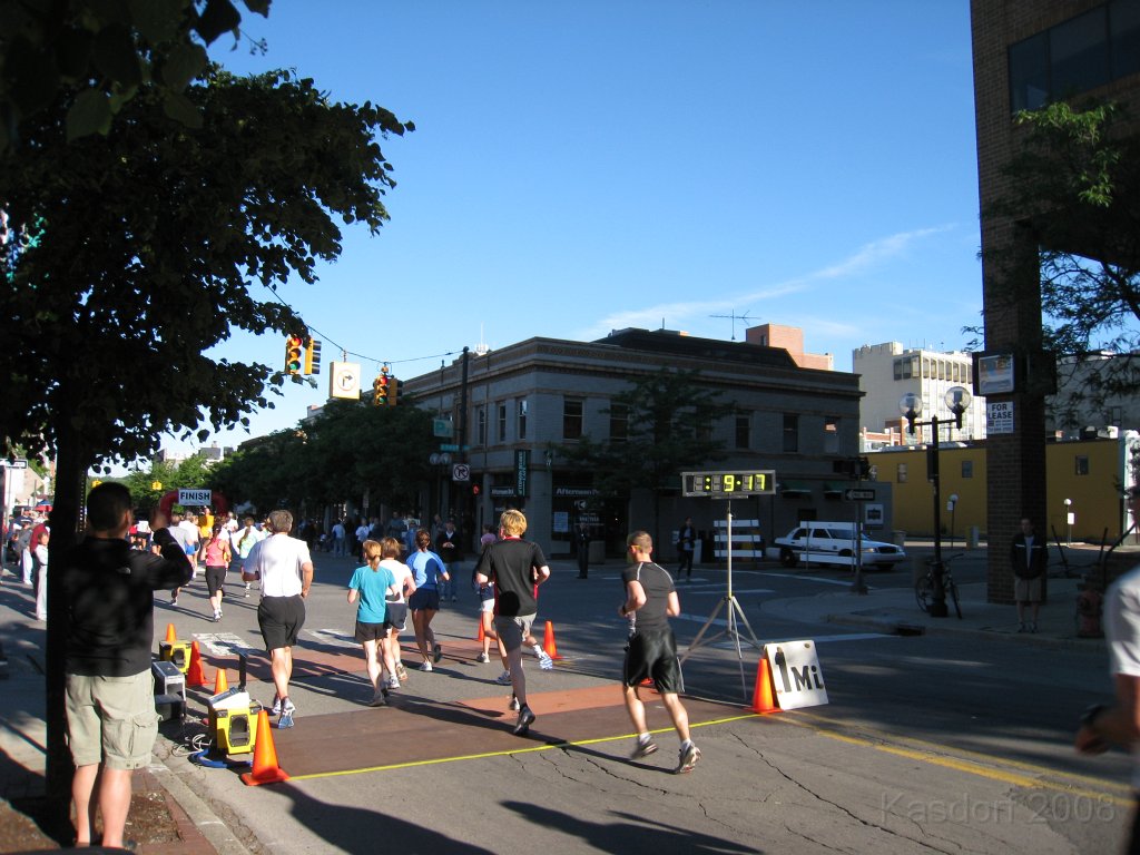 Tortoise_Hare_5K_08 170.jpg - . . . . and there goes number 183. Mile one done at 9:17, minus 10-15 seconds taken to get to the starting line on the start officially 8:55 to be exact.